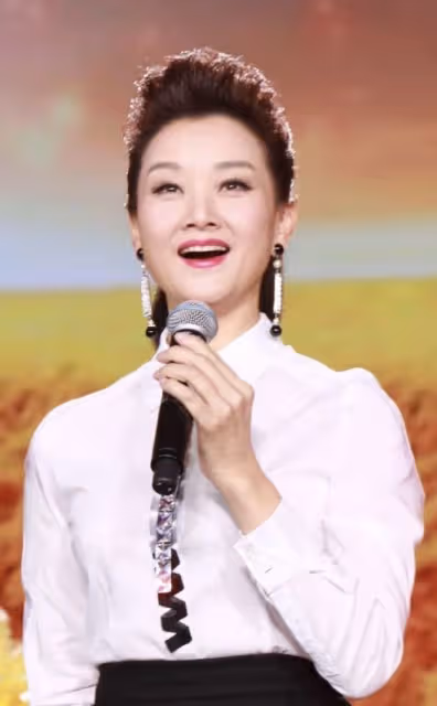 美人遲暮!56歲宋祖英買童裝,眼周鬆弛有抬頭紋,背帆布包好樸素