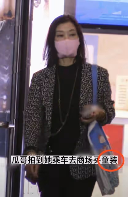 美人遲暮!56歲宋祖英買童裝,眼周鬆弛有抬頭紋,背帆布包好樸素