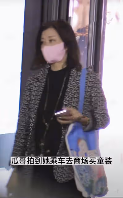 美人遲暮!56歲宋祖英買童裝,眼周鬆弛有抬頭紋,背帆布包好樸素