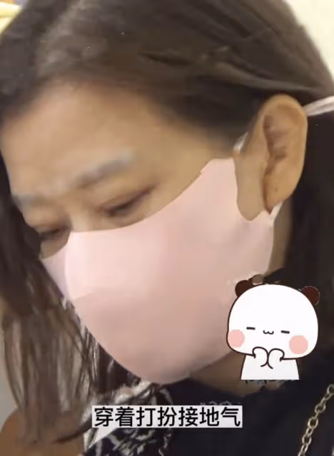 美人遲暮!56歲宋祖英買童裝,眼周鬆弛有抬頭紋,背帆布包好樸素