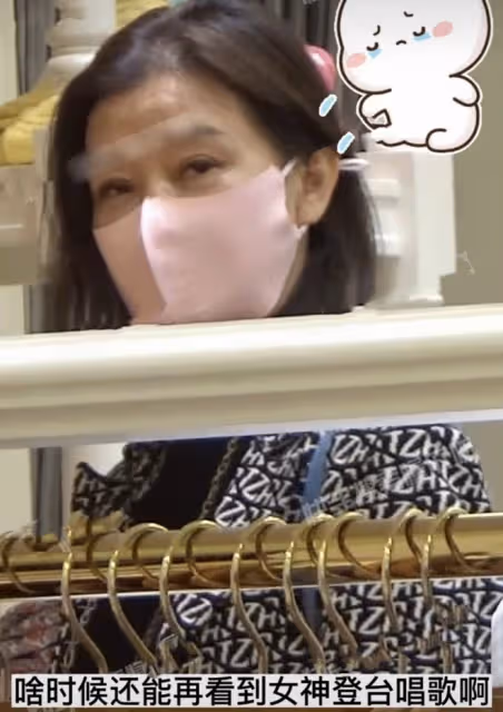 美人遲暮!56歲宋祖英買童裝,眼周鬆弛有抬頭紋,背帆布包好樸素