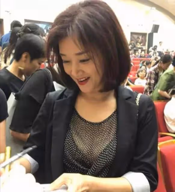 美人遲暮!56歲宋祖英買童裝,眼周鬆弛有抬頭紋,背帆布包好樸素