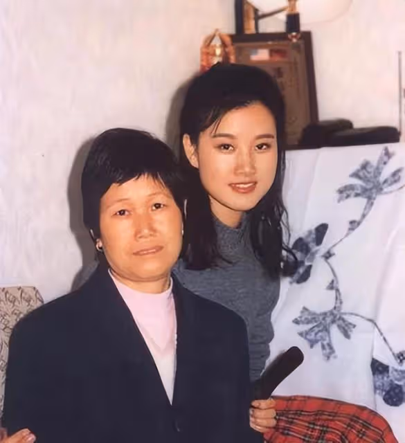 美人遲暮!56歲宋祖英買童裝,眼周鬆弛有抬頭紋,背帆布包好樸素