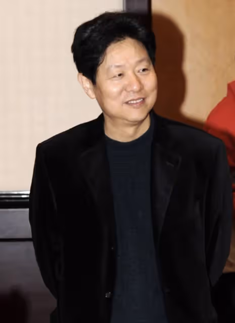 美人遲暮!56歲宋祖英買童裝,眼周鬆弛有抬頭紋,背帆布包好樸素