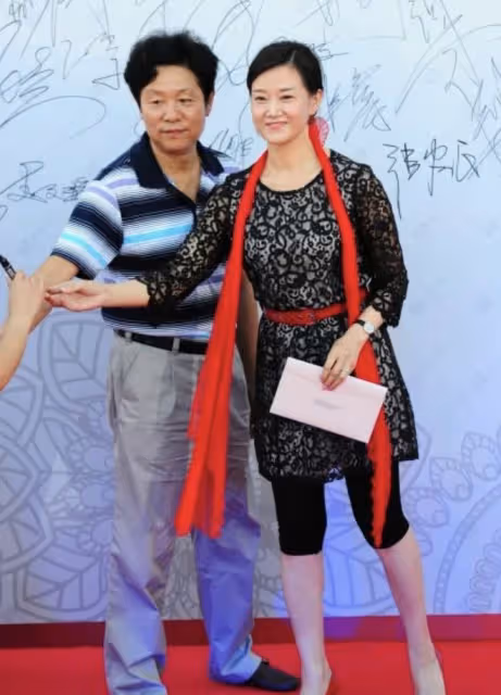 美人遲暮!56歲宋祖英買童裝,眼周鬆弛有抬頭紋,背帆布包好樸素