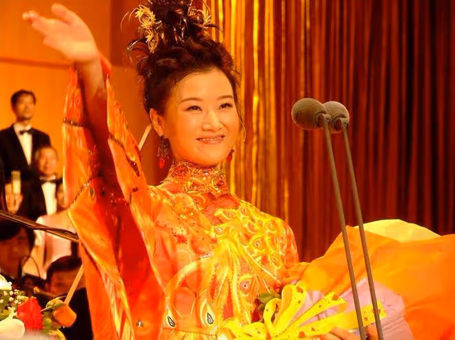 美人遲暮!56歲宋祖英買童裝,眼周鬆弛有抬頭紋,背帆布包好樸素