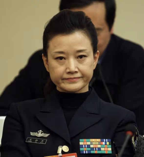 美人遲暮!56歲宋祖英買童裝,眼周鬆弛有抬頭紋,背帆布包好樸素