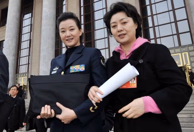 美人遲暮!56歲宋祖英買童裝,眼周鬆弛有抬頭紋,背帆布包好樸素
