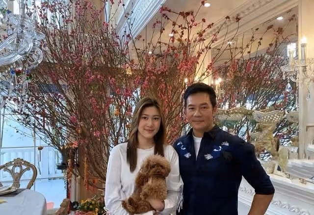 香港著名星二代疑戀情曝光!曾被喊話選港姐,撞臉「兩代嘉欣」