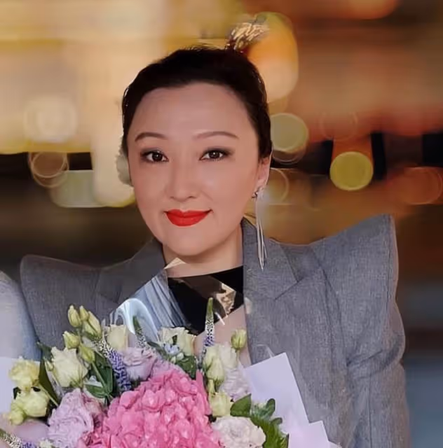 香港知名女星身材發胖,打扮性感曬事業線,為富商未婚產子退圈