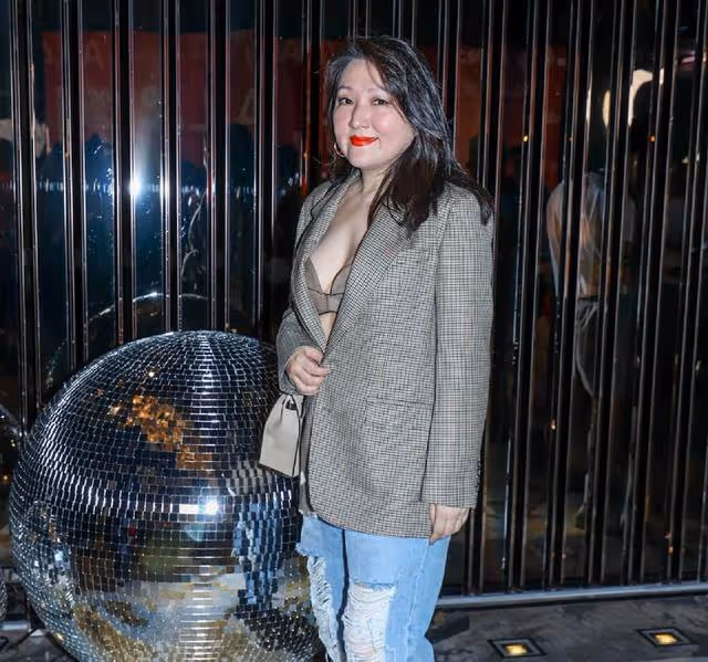 香港知名女星身材發胖,打扮性感曬事業線,為富商未婚產子退圈