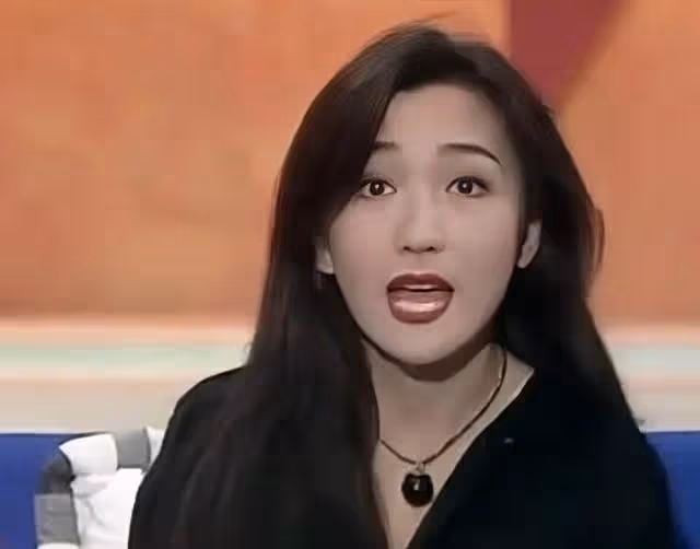 香港知名女星身材發胖,打扮性感曬事業線,為富商未婚產子退圈