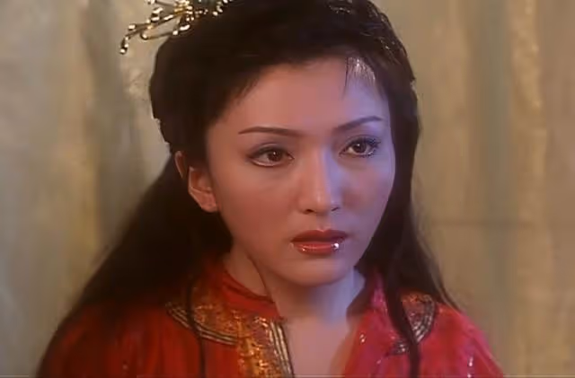 香港知名女星身材發胖，打扮性感曬事業線，為富商未婚產子退圈