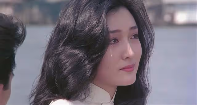 香港知名女星身材發胖，打扮性感曬事業線，為富商未婚產子退圈