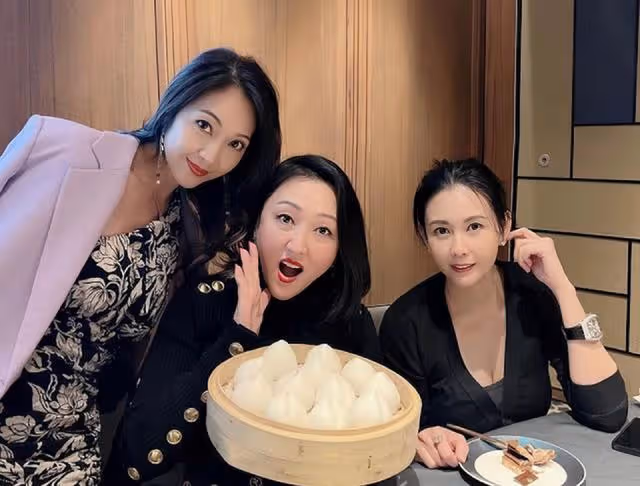 香港知名女星身材發胖，打扮性感曬事業線，為富商未婚產子退圈
