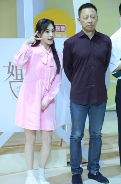 張含韻還是一如既往地美,穿粉色襯衫裙像18歲少女,無修圖照樣美