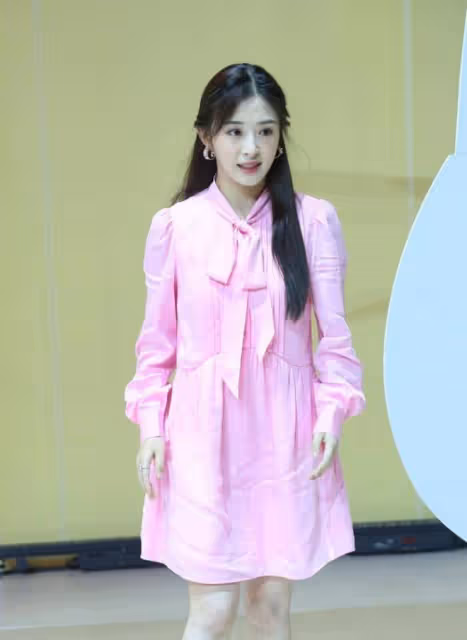 張含韻還是一如既往地美,穿粉色襯衫裙像18歲少女,無修圖照樣美