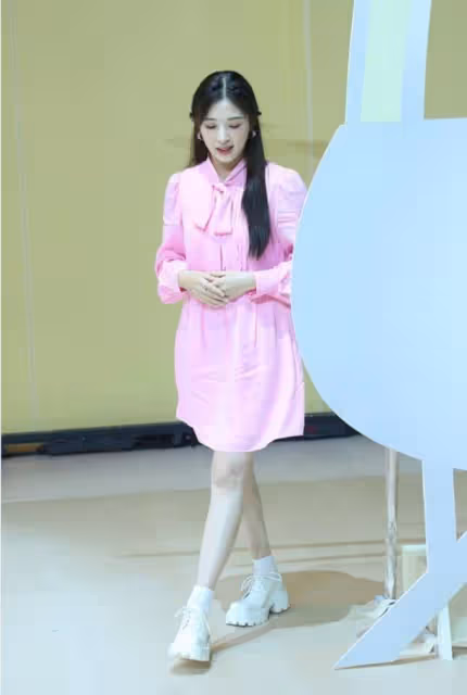 張含韻還是一如既往地美,穿粉色襯衫裙像18歲少女,無修圖照樣美