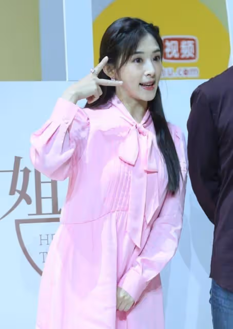張含韻還是一如既往地美,穿粉色襯衫裙像18歲少女,無修圖照樣美