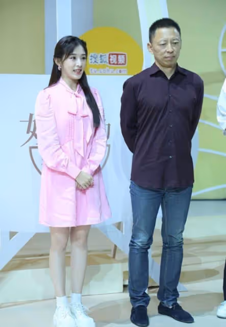 張含韻還是一如既往地美,穿粉色襯衫裙像18歲少女,無修圖照樣美