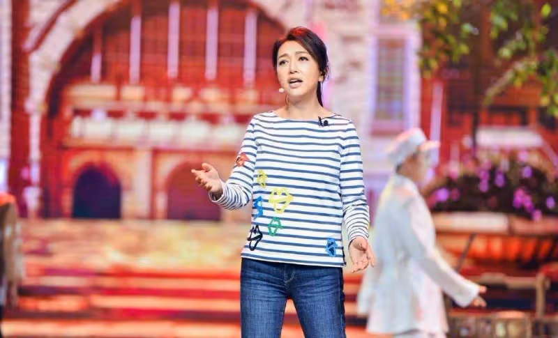 年紀大的女人輕易別扮美,江珊穿著背帶褲的樣子,一般人駕馭不了