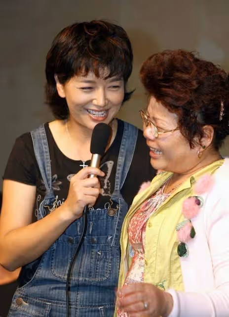 年紀大的女人輕易別扮美,江珊穿著背帶褲的樣子,一般人駕馭不了