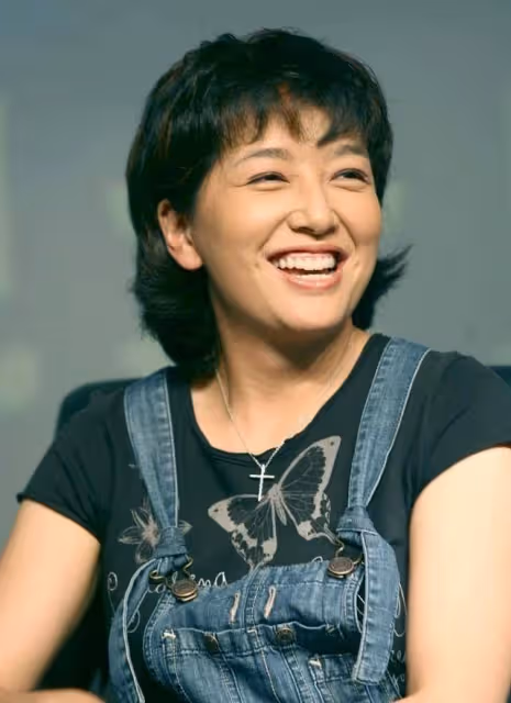 年紀大的女人輕易別扮美,江珊穿著背帶褲的樣子,一般人駕馭不了