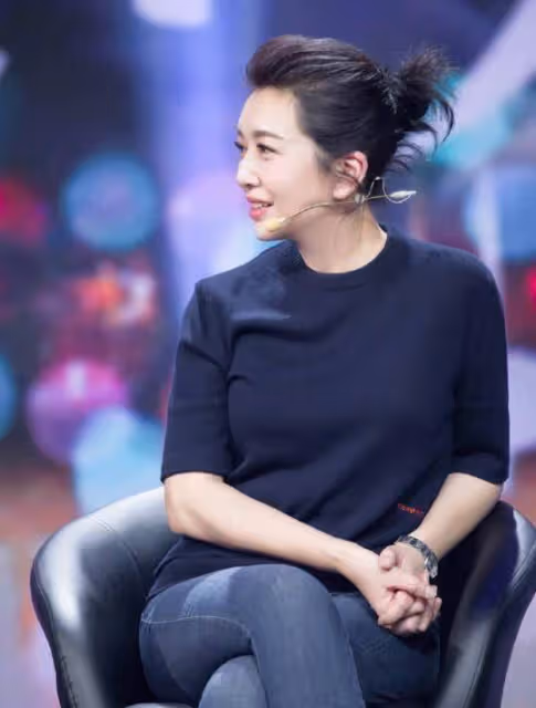 年紀大的女人輕易別扮美,江珊穿著背帶褲的樣子,一般人駕馭不了