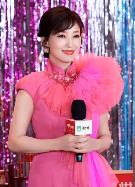 奶奶年紀的趙雅芝真會裝美,一襲粉色長裙優雅甜美,誇張設計吸睛