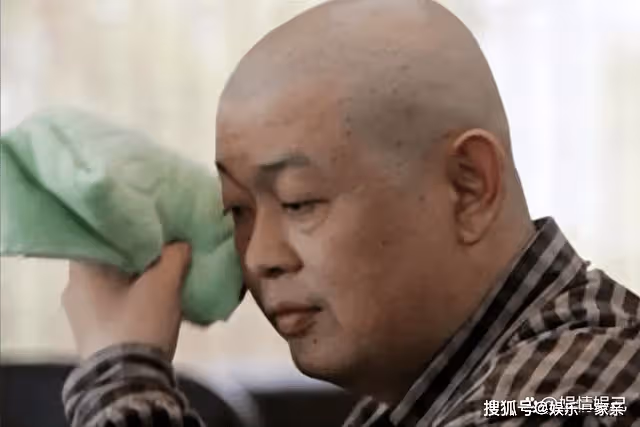 葛優自己丁克半輩子,卻因一句承諾,幫傅彪養了17年兒子,到底圖什麼?