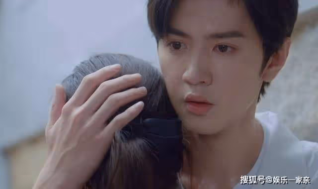 《偷偷藏不住》14歲少女愛上大學生?抓馬劇情下的早戀,價值觀崩了
