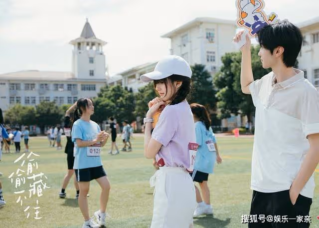 《偷偷藏不住》14歲少女愛上大學生?抓馬劇情下的早戀,價值觀崩了