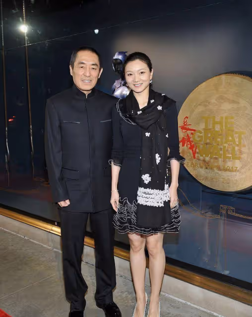 張藝謀女子挺嬌美的,白色衛衣配紅色短裙,看不出是40多歲的人