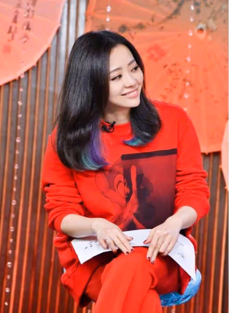 張靚穎帶著小5歲男友出門,穿的像個學生妹,感覺真是變美不少