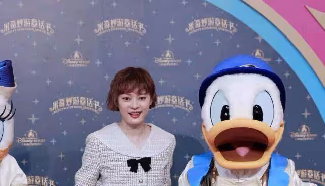 孫儷扮美用力過猛,齊耳羊毛卷配小香風套裙,減齡不成反顯老氣