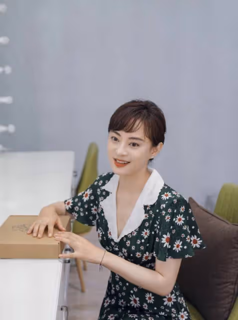 孫儷扮美用力過猛,齊耳羊毛卷配小香風套裙,減齡不成反顯老氣