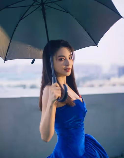 張雨綺身材真好,穿藍色抹身材小禮裙俏皮可愛,不愧是人間寵兒