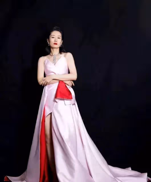 張雨綺身材真好,穿藍色抹身材小禮裙俏皮可愛,不愧是人間寵兒