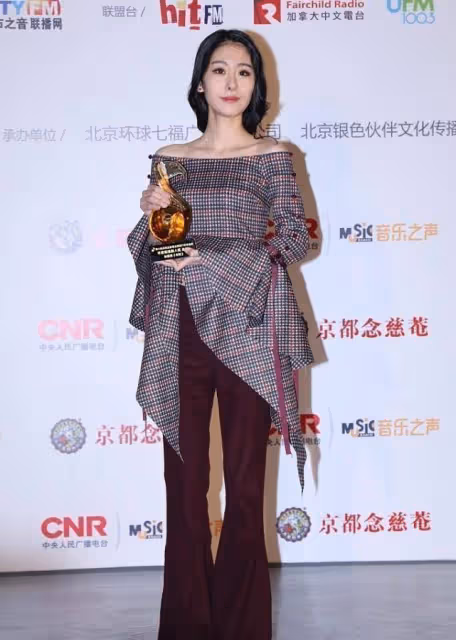 張碧晨的穿著略顯老氣,雖然露臍裝秀出了小蠻腰,但不咋顯美