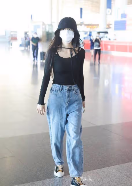 張碧晨的穿著略顯老氣,雖然露臍裝秀出了小蠻腰,但不咋顯美