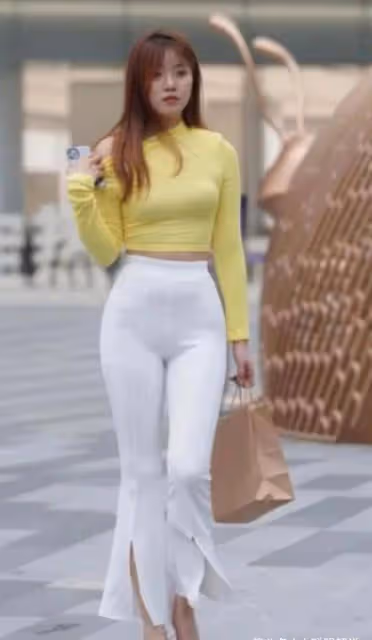 美黃色斜肩短款上衣,搭配白色喇叭褲,如何穿出時尚又簡約的美?