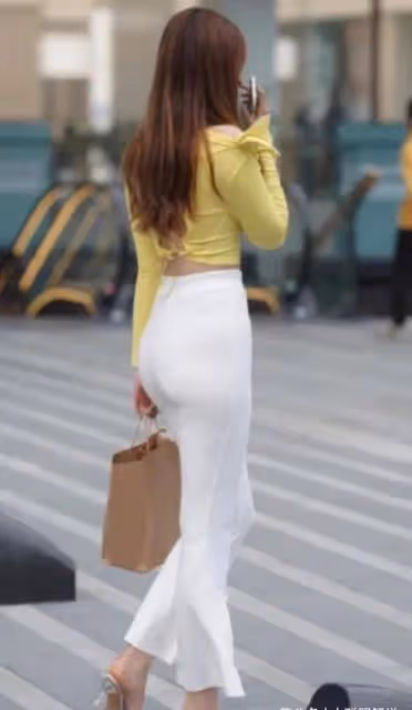 美黃色斜肩短款上衣,搭配白色喇叭褲,如何穿出時尚又簡約的美?