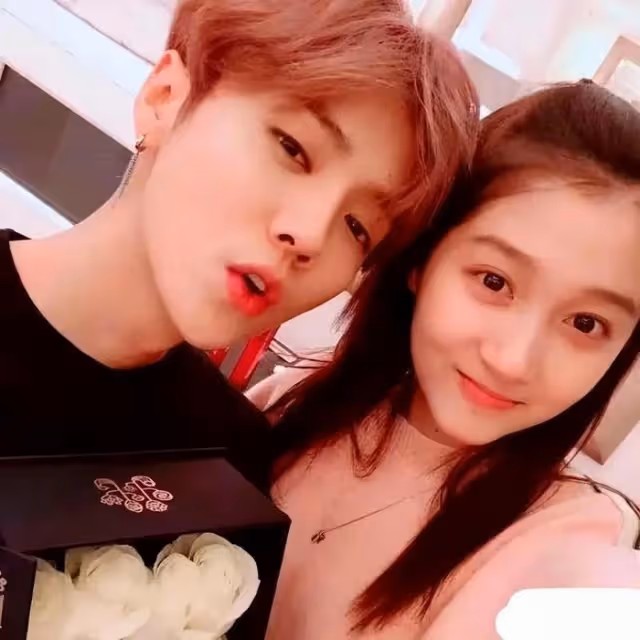 關曉彤去看鹿晗演唱會,曾經不被粉絲看好,如今是娛圈最穩定情侶