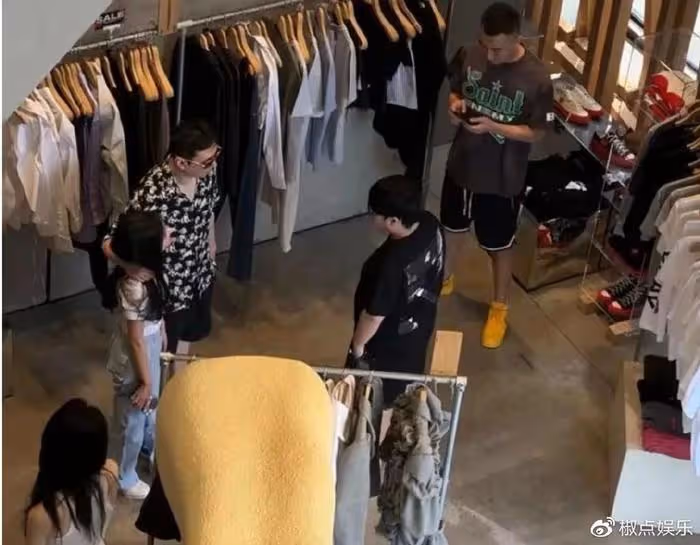 王思聰乘私人飛機帶眾網紅購物!新女友身材前凸後翹,高顏值吸睛