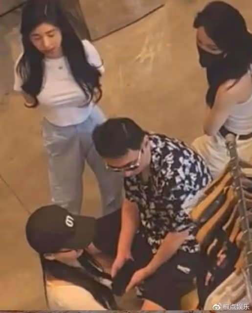 王思聰乘私人飛機帶眾網紅購物!新女友身材前凸後翹,高顏值吸睛