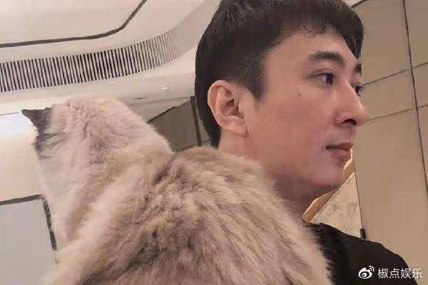 王思聰乘私人飛機帶眾網紅購物!新女友身材前凸後翹,高顏值吸睛