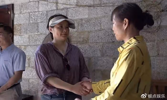 49歲袁立被疑又離婚,三婚老公已「消失」一年,膀大腰圓被嘲像大媽
