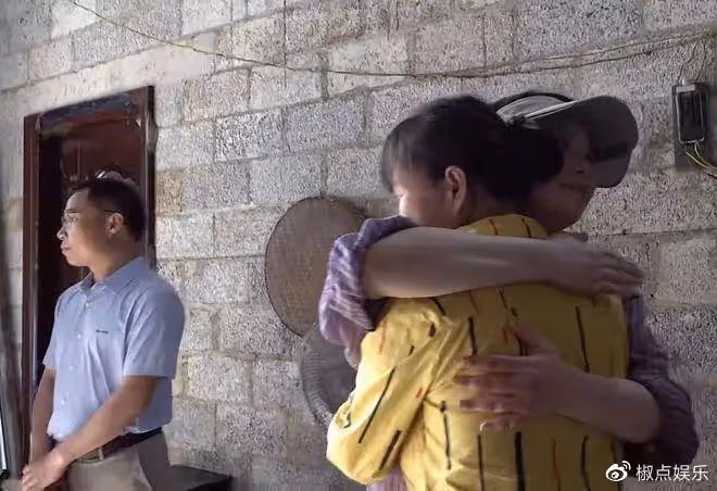 49歲袁立被疑又離婚,三婚老公已「消失」一年,膀大腰圓被嘲像大媽