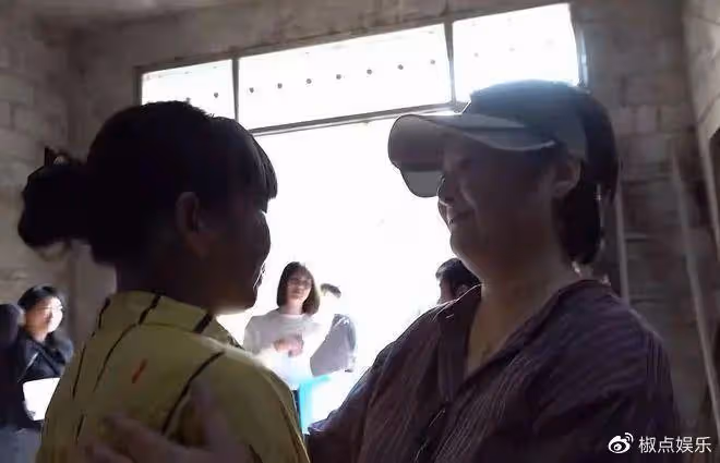 49歲袁立被疑又離婚,三婚老公已「消失」一年,膀大腰圓被嘲像大媽