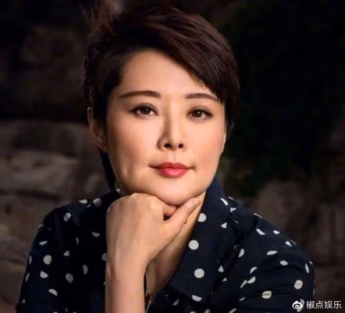 49歲袁立被疑又離婚,三婚老公已「消失」一年,膀大腰圓被嘲像大媽